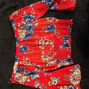 Floral cropped blouse. Long bell sleeves.